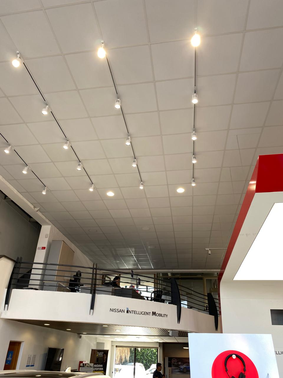 Cielo americano modular con iluminación LED dirigida en un salón de exhibición