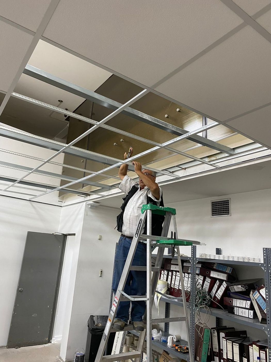 Maestro de CF Cielos calzando un riel de la perfilería de un cielo americano, con la estructura a medio armar