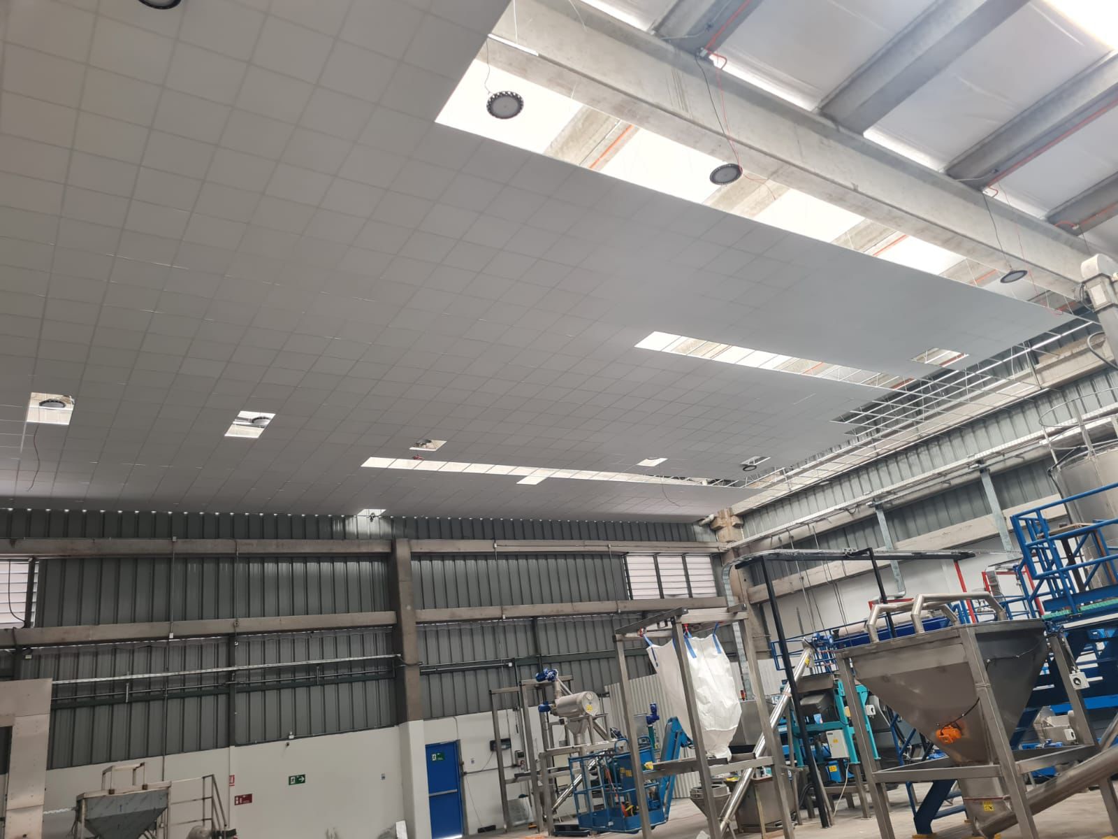 Cielo americano instalado en una nave industrial con tragaluces y estructura metálica a la vista