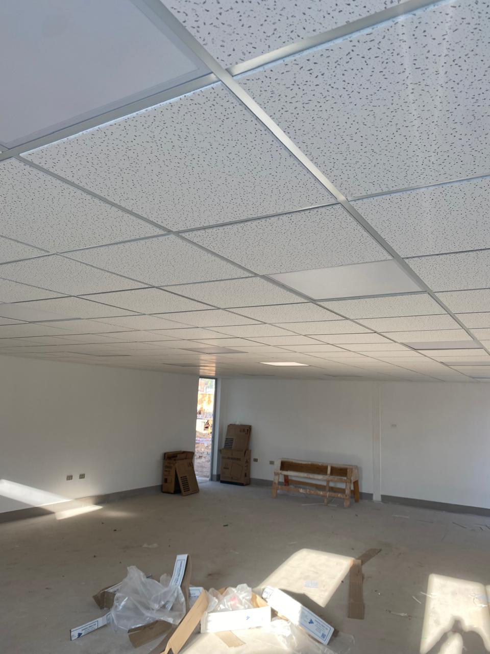 Habitación con cielo americano blanco recién instalado