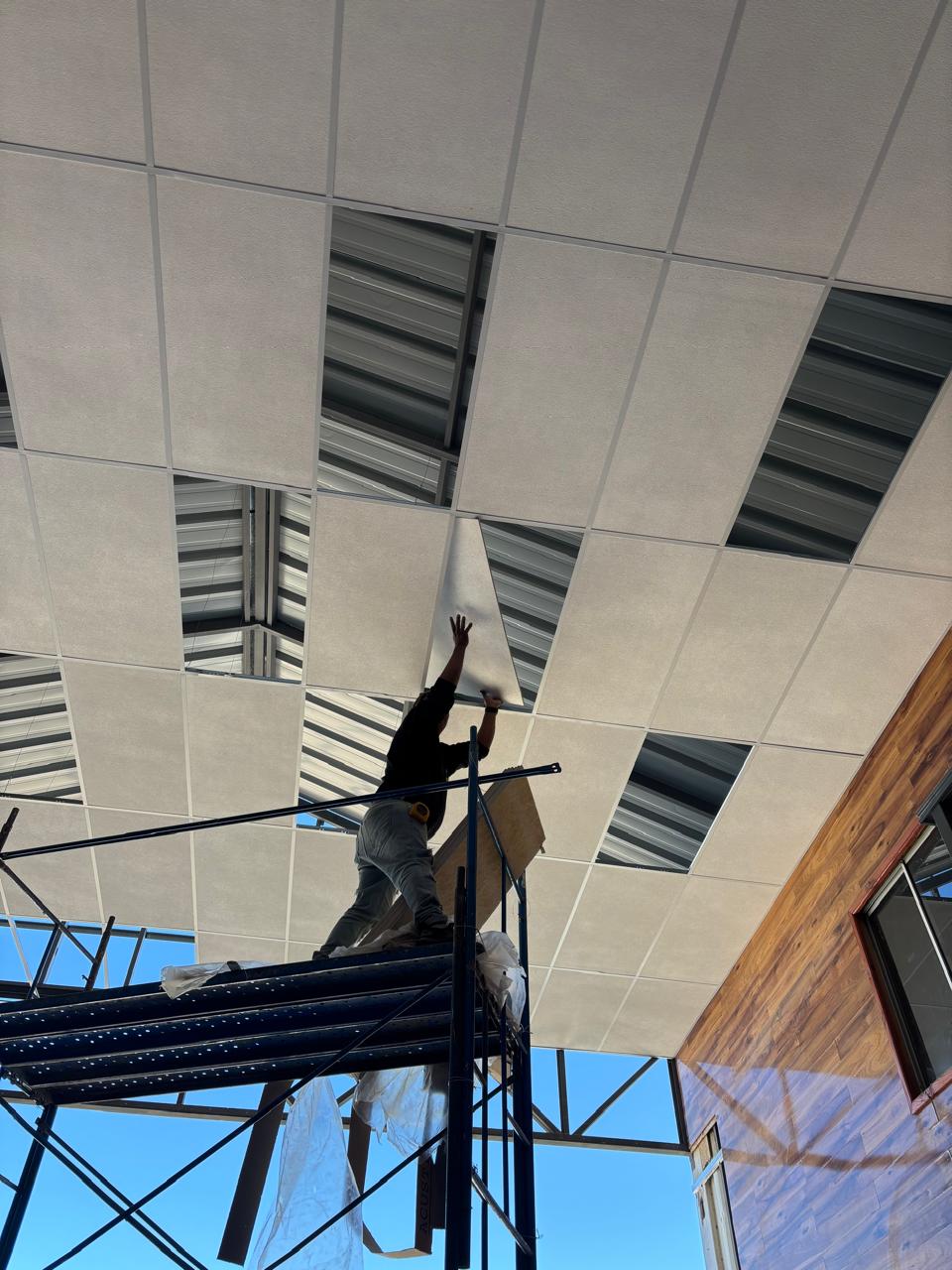 Instalador montando la perfilería del cielo en altura