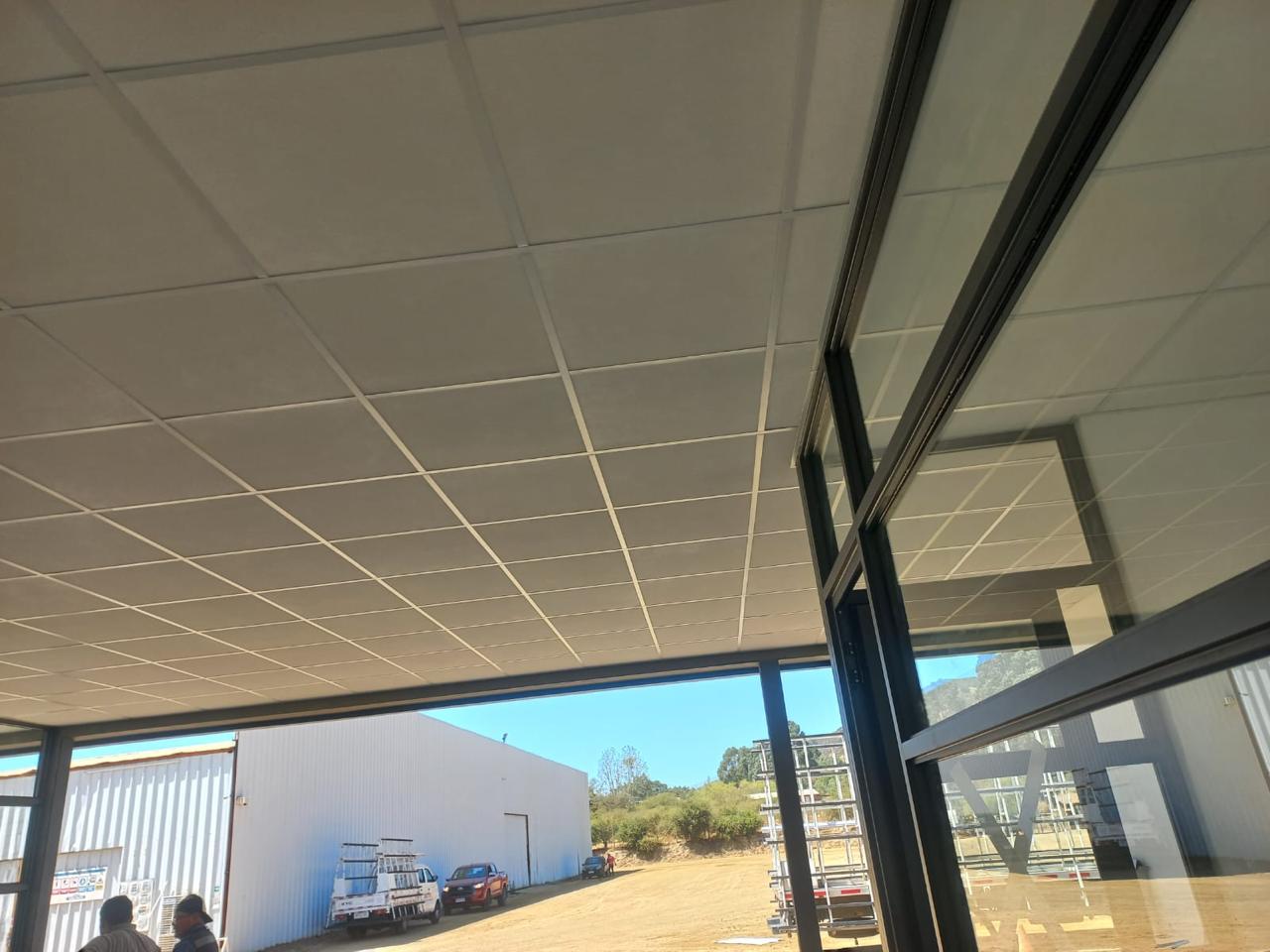 Oficina con cielo americano y ventanal de piso a techo