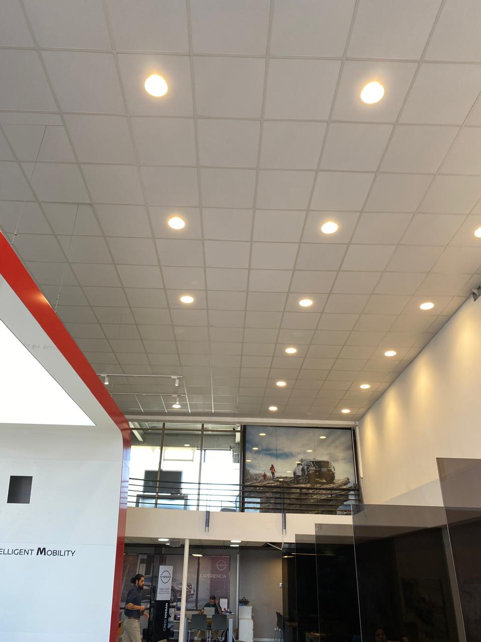 Local comercial con cielo modular y focos LED empotrados