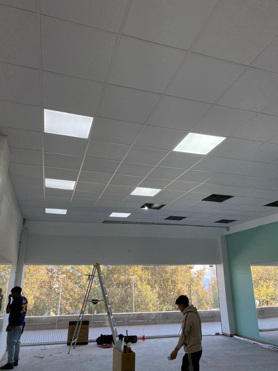 Oficina con paneles LED empotrados en el cielo modular