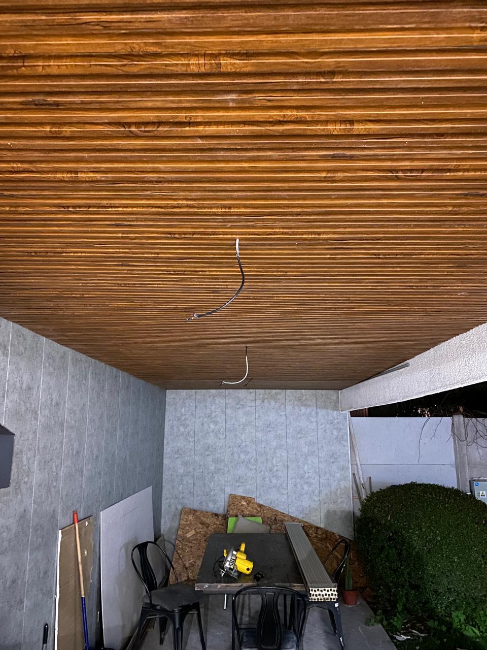 Cielo de madera con listones sobre un espacio en obra
