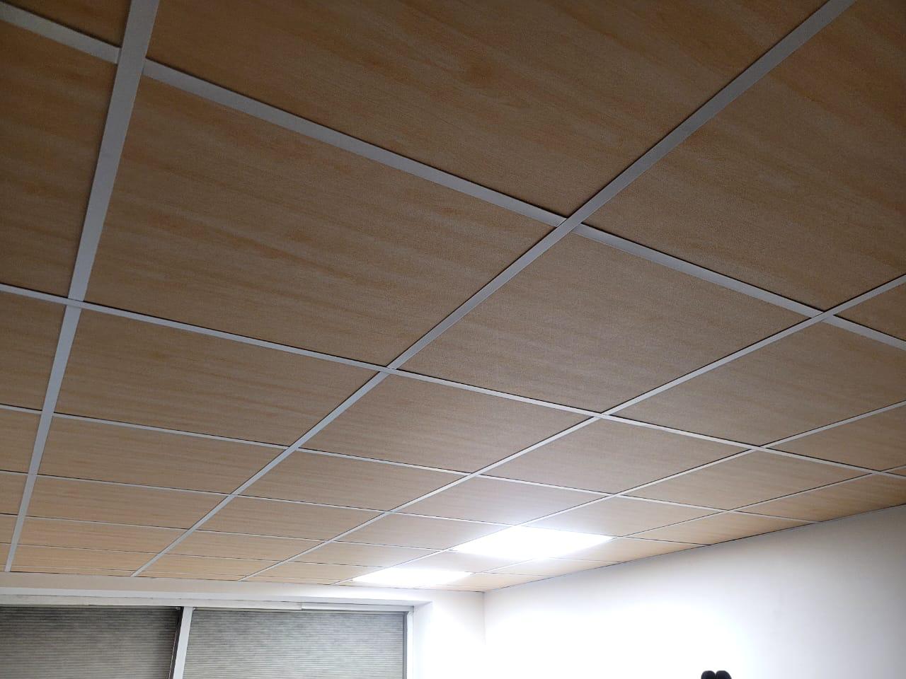 Sala amplia con cielo americano blanco terminado