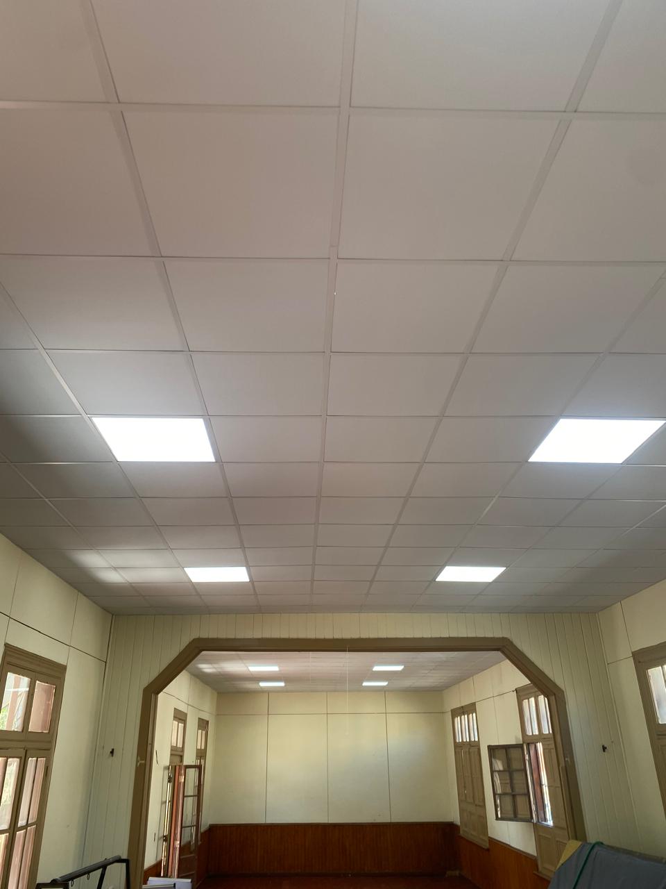 Pasillo con cielo americano y arco de acceso