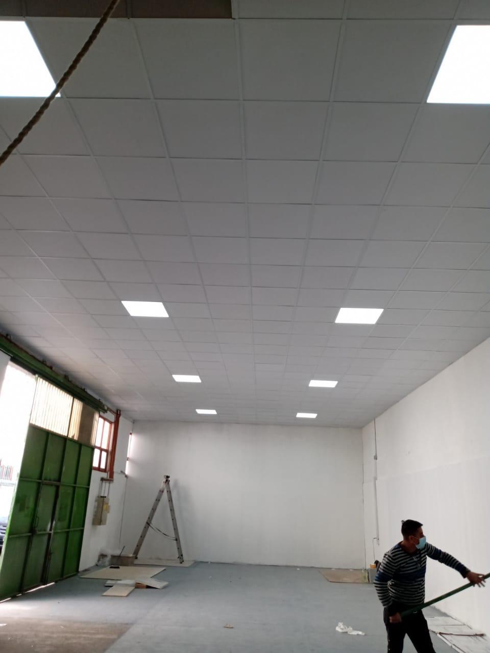Sala en terminaciones con cielo modular y paneles LED