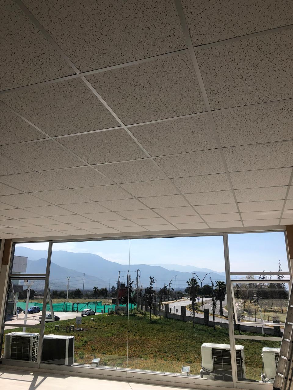 Sala con cielo americano y ventanal con vista al exterior