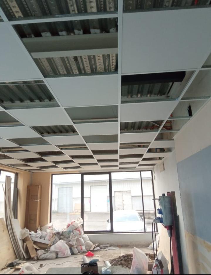 Cielo modular en pleno montaje, con placas aún por colocar