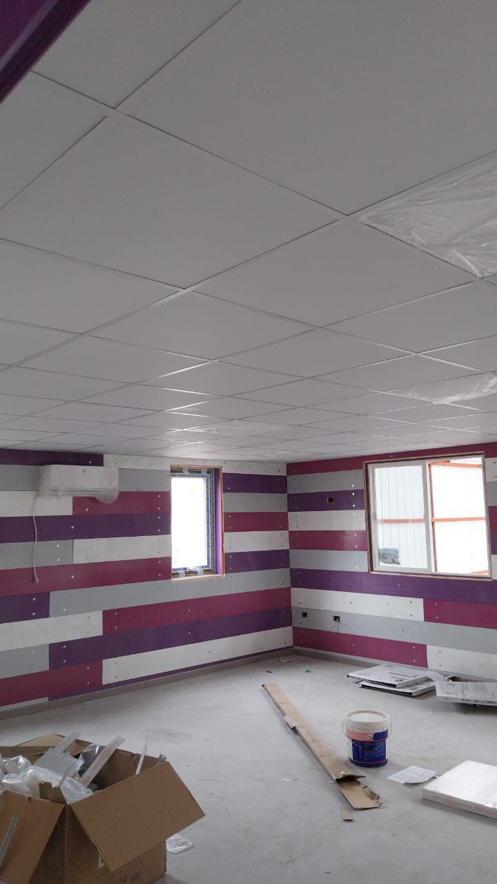 Sala en terminaciones con cielo americano y muro decorado