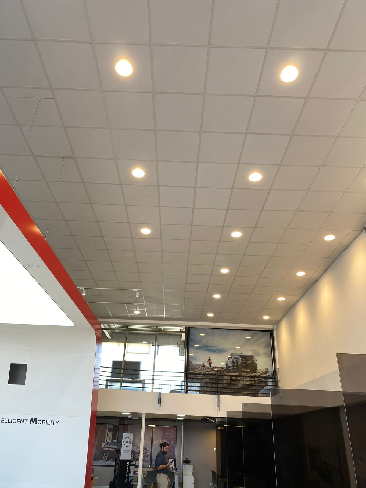 Local comercial con cielo modular, focos LED y detalle rojo perimetral