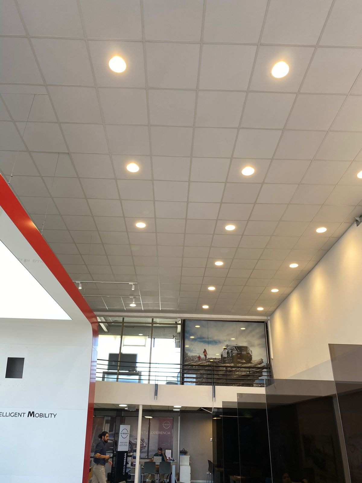 Cielo americano con focos LED empotrados en un local de atención