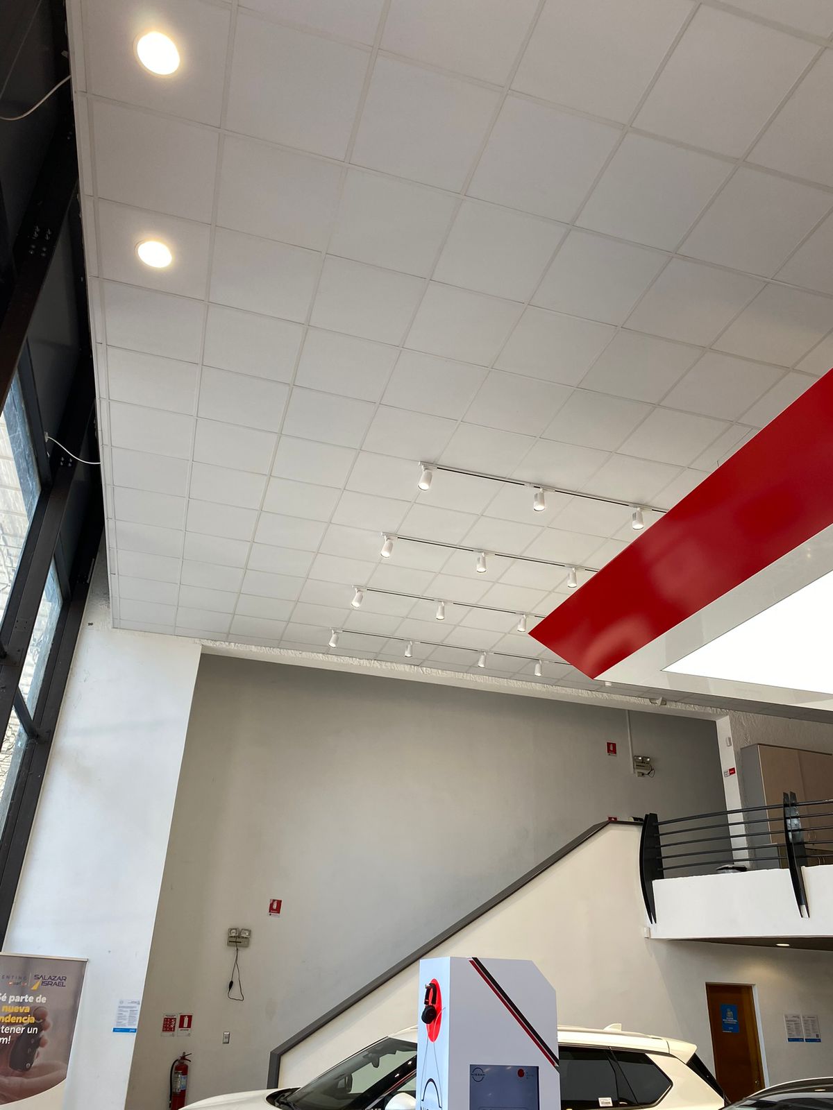 Cielo modular blanco con viga decorativa roja