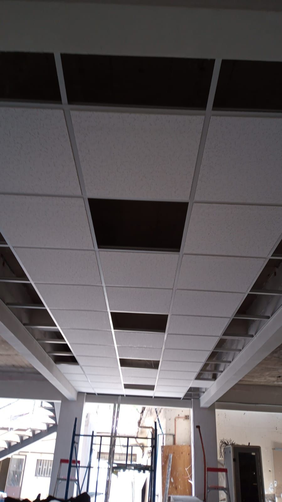 Cielo modular combinando placas blancas y negras