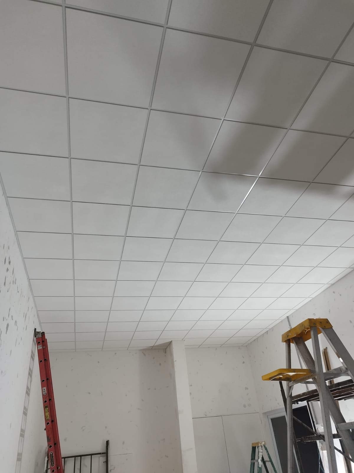 Sala en obra con cielo americano recién montado