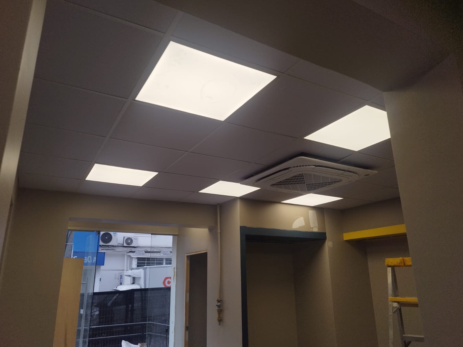 Sala con cielo americano y paneles LED cuadrados de gran formato