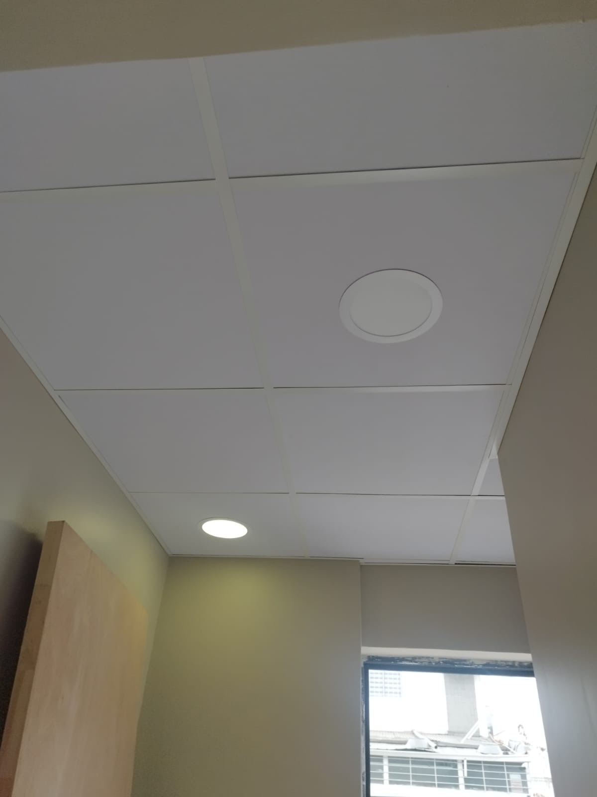 Sala terminada con cielo americano junto a la ventana