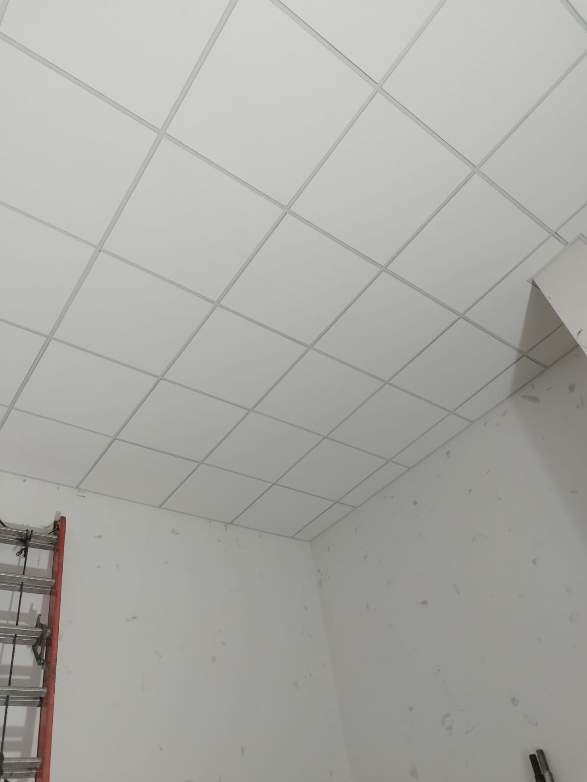 Cielo americano recién instalado en una sala en obra