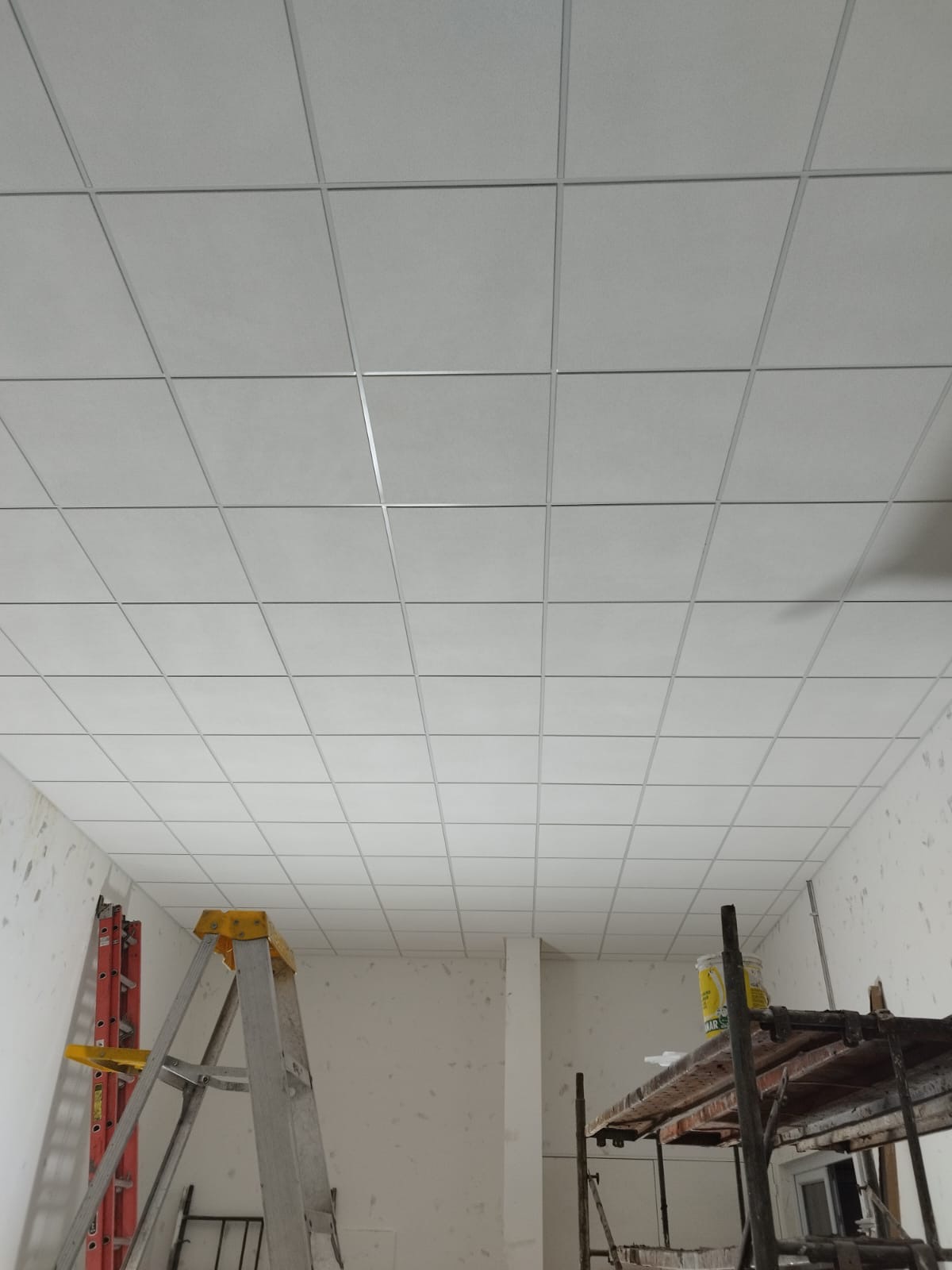 Cielo modular en montaje sobre andamio de trabajo