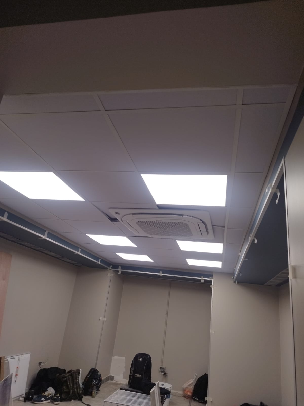Oficina con cielo americano y paneles LED encendidos