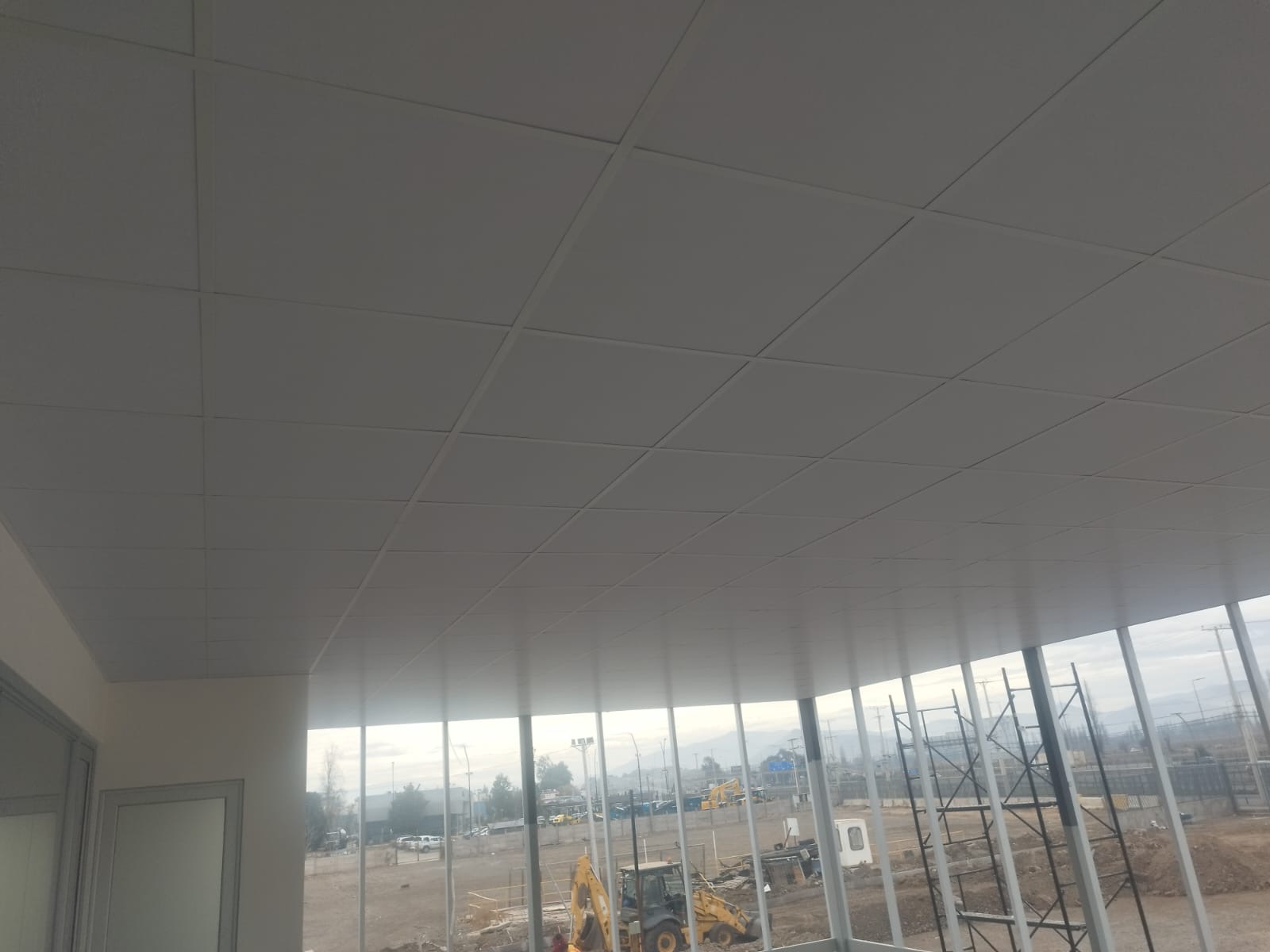 Espacio amplio con cielo americano y fachada completamente vidriada